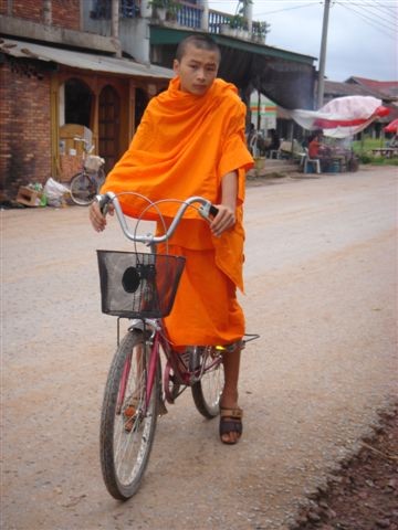 monnik op fiets